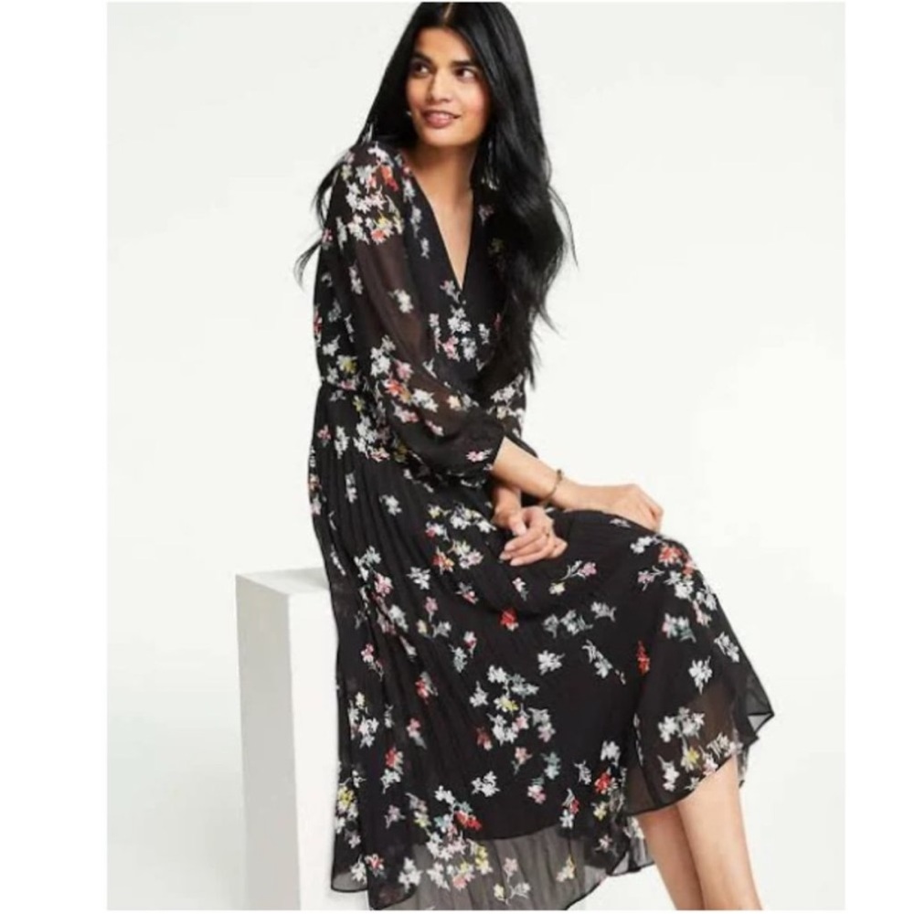 Ann Taylor Meadow Floral Pleated Wrap Dress
Midi, Size 8